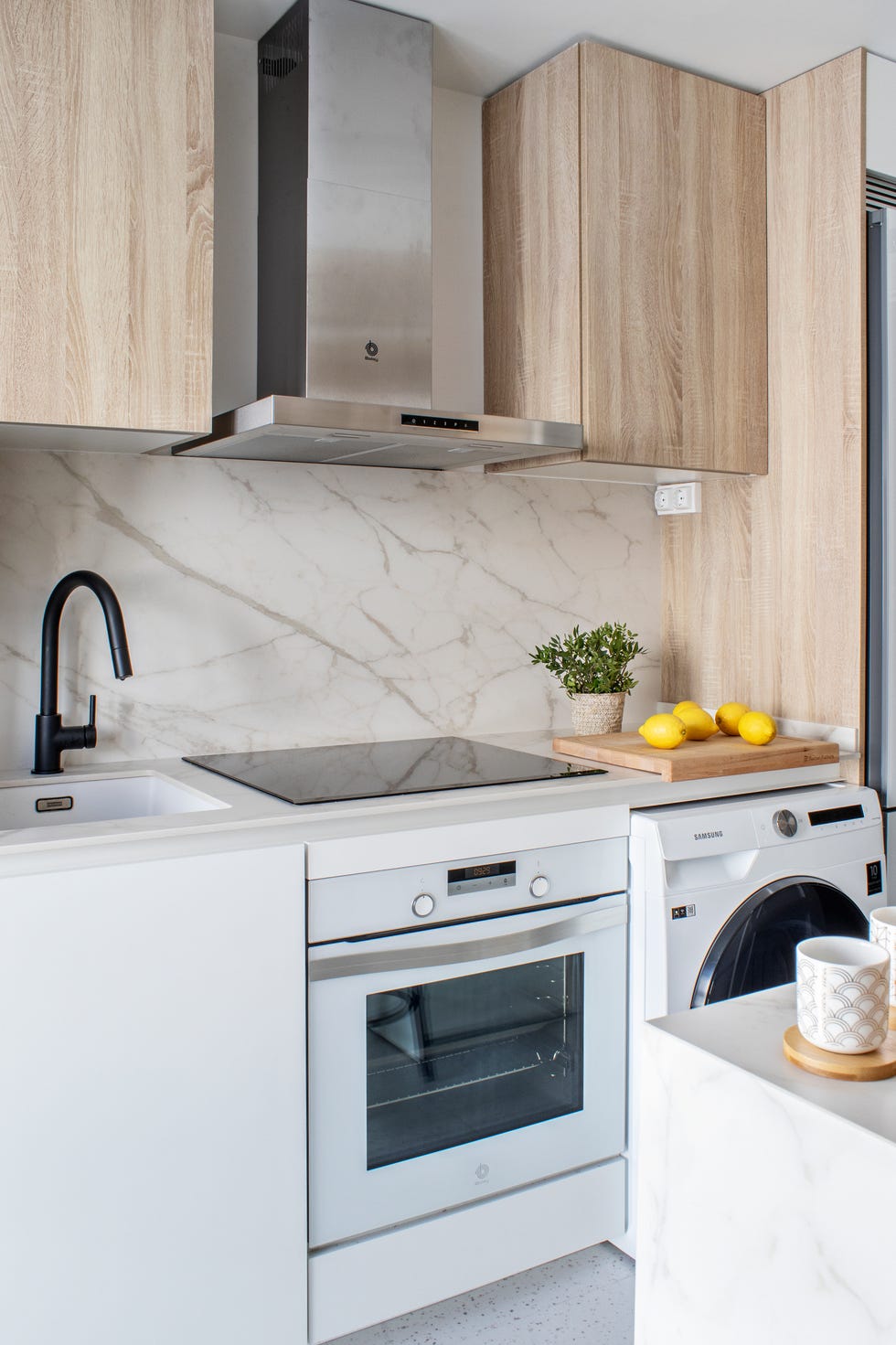 cocina moderna con armarios de madera y frente y encimera de mármol