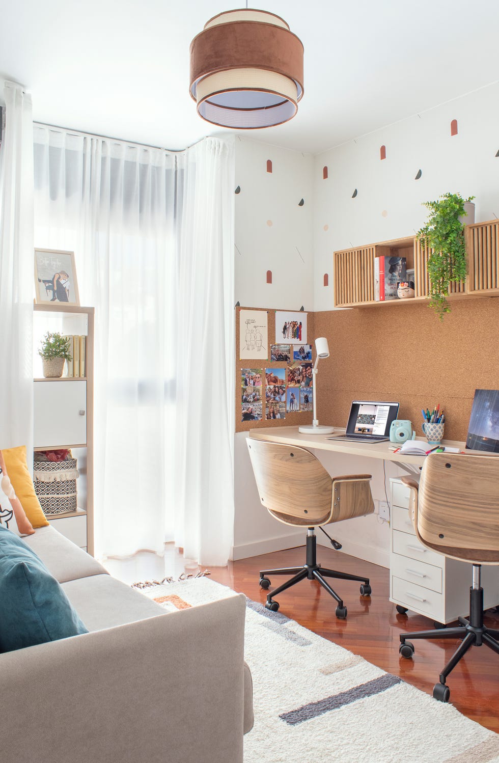 estudio con sofá cama y escritorio para dos personas