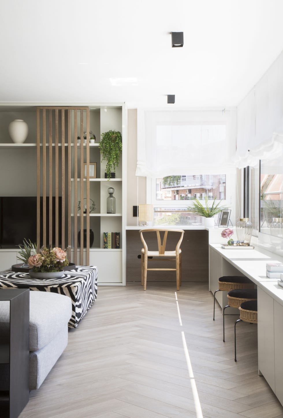 salón moderno con zona de estudio
