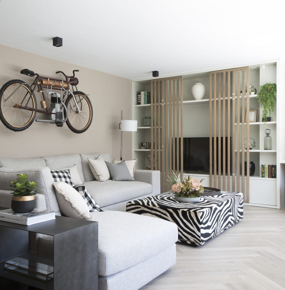 salón moderno con sofá esquinero gris y mesa de centro de cebra