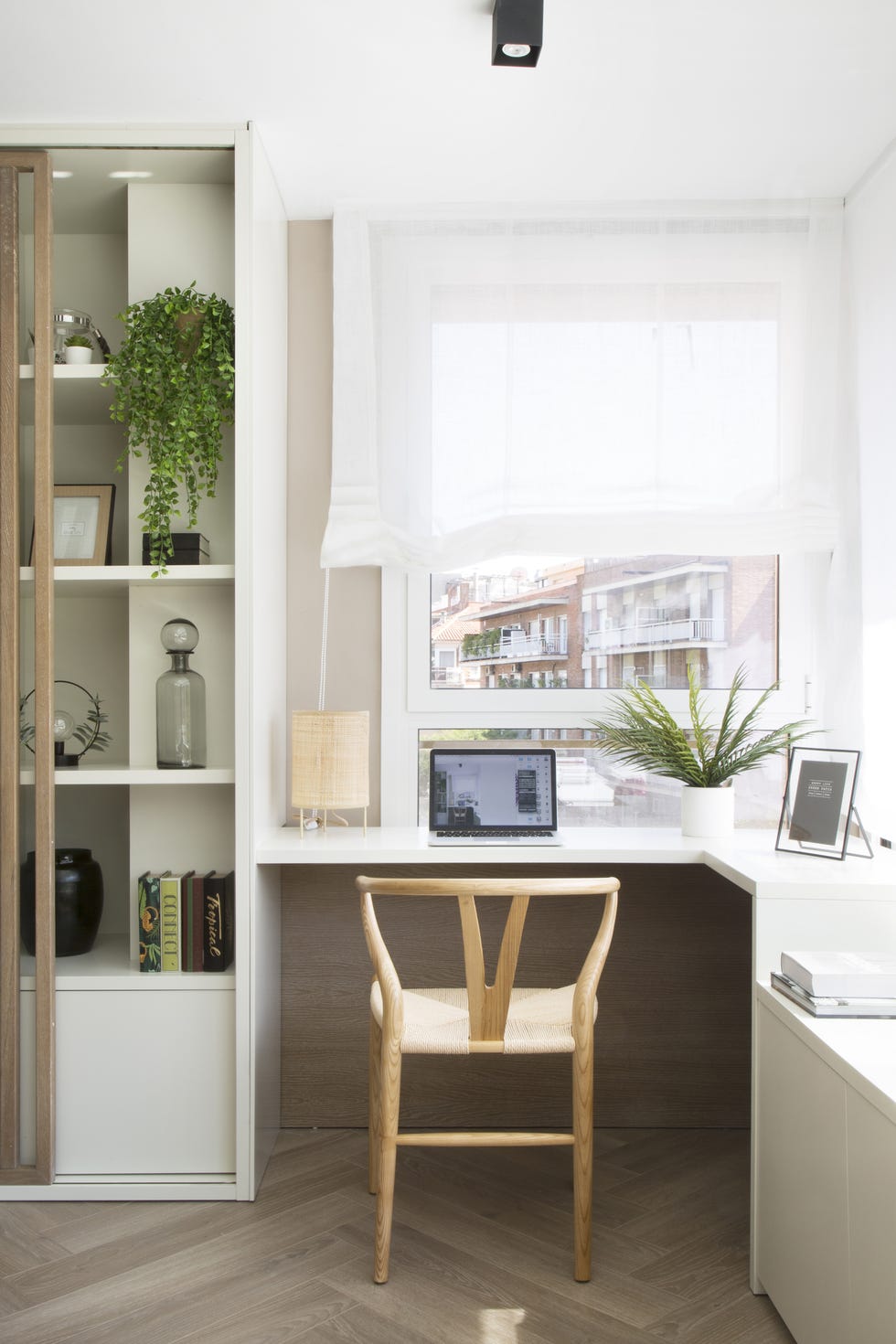 salón moderno con zona de estudio