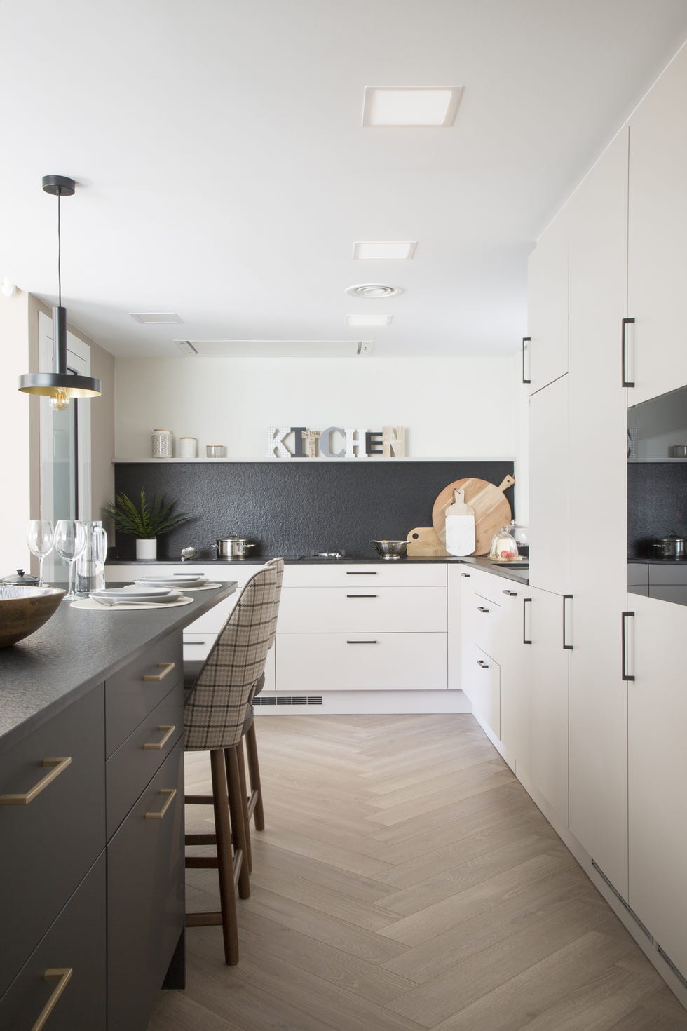cocina moderna con isla central y taburetes