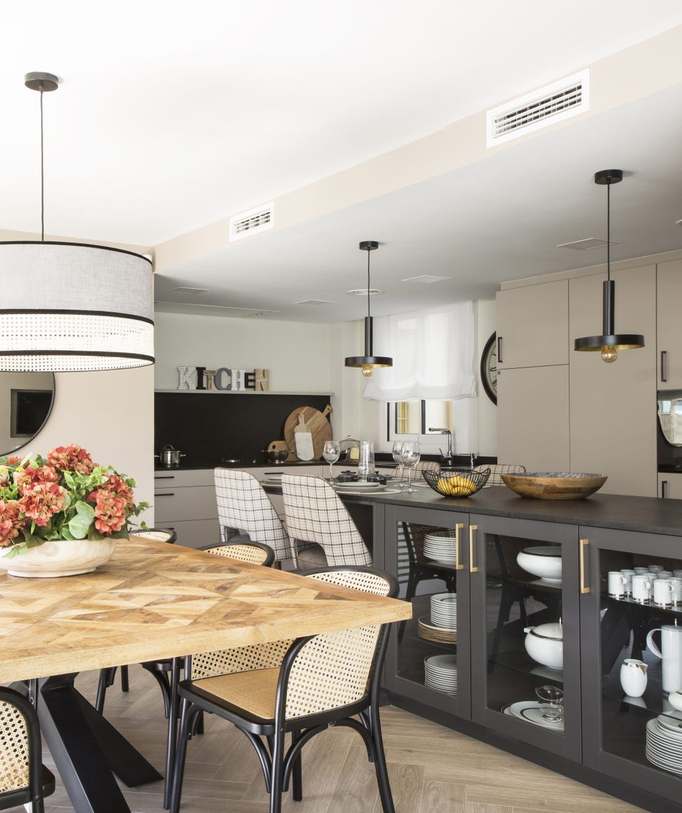 cocina moderna con isla central abierta al comedor