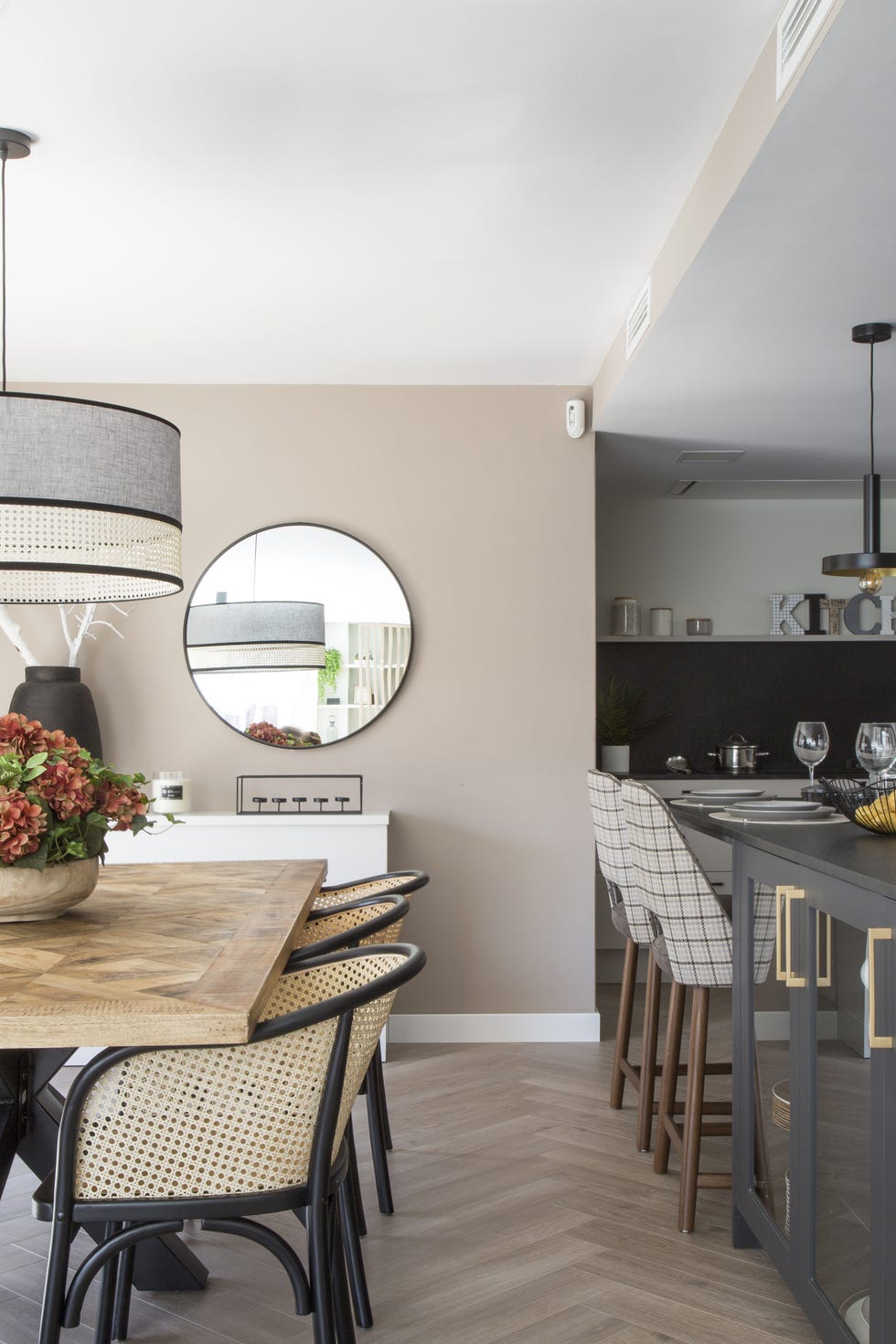 cocina moderna con isla central abierta al comedor