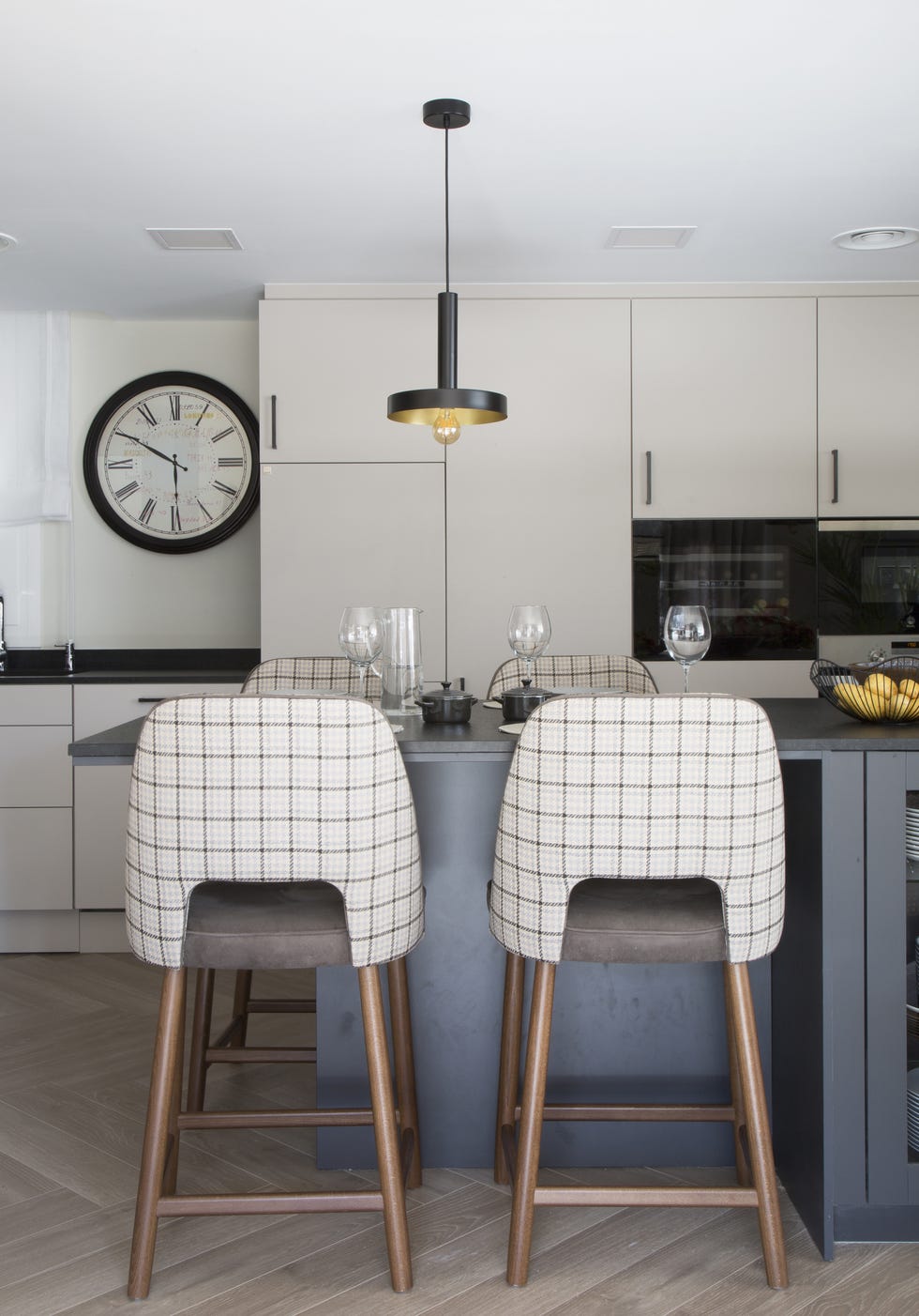 cocina moderna con isla central y taburetes