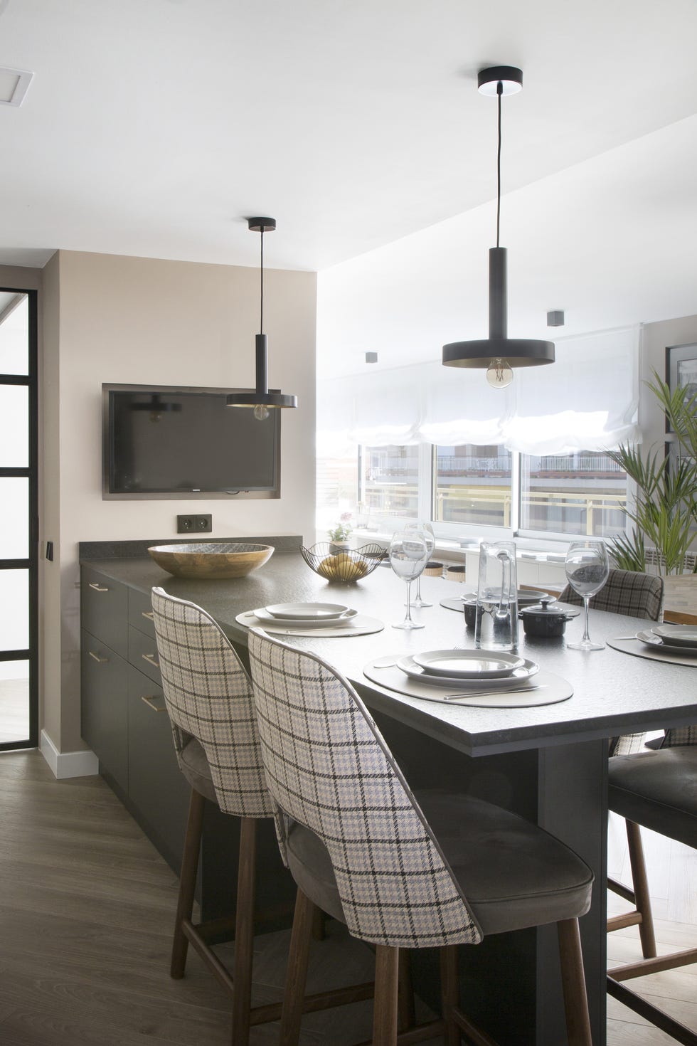 cocina moderna con isla central y taburetes