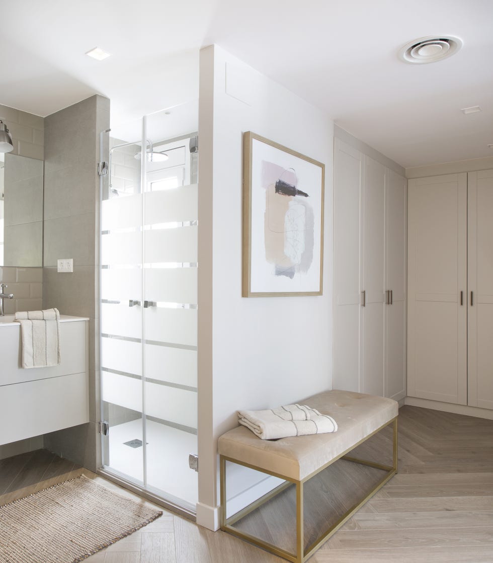 vestidor con armarios en u y baño en suite
