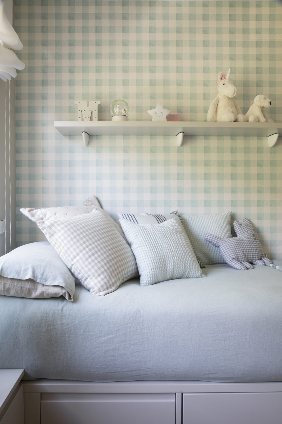 habitación infantil con cama nido y papel pintado de cuadros verdes