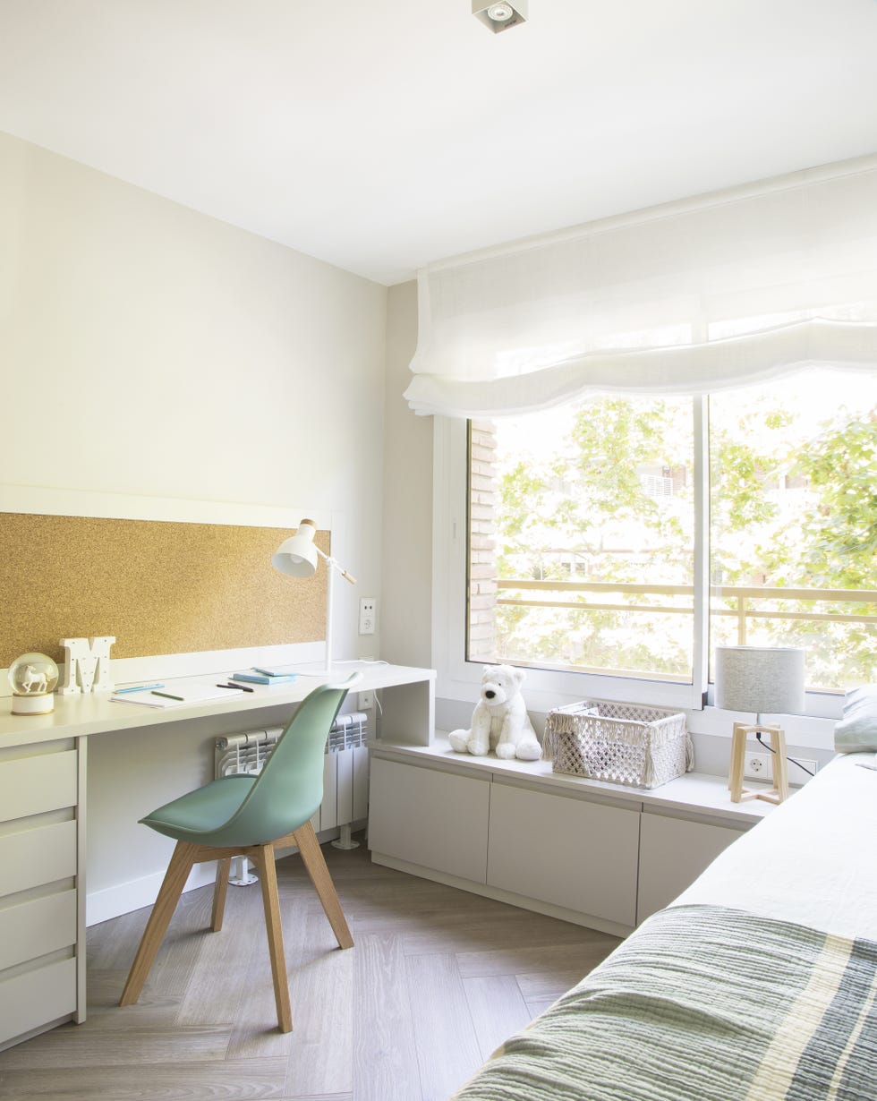 habitación infantil con cama nido y escritorio con silla verde