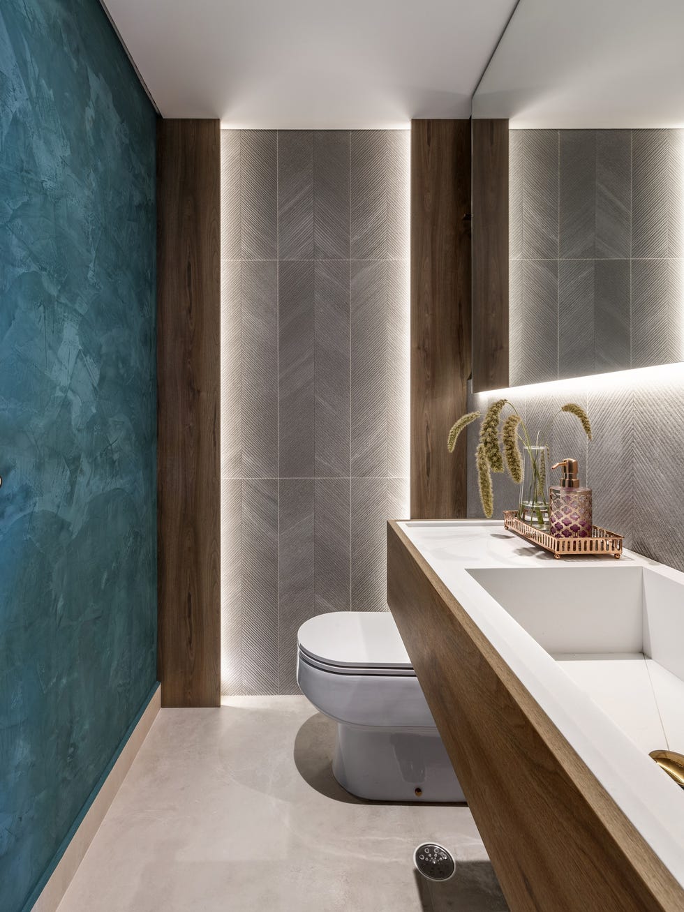 aseo con paredes azules y revestidas con azulejos geométricos