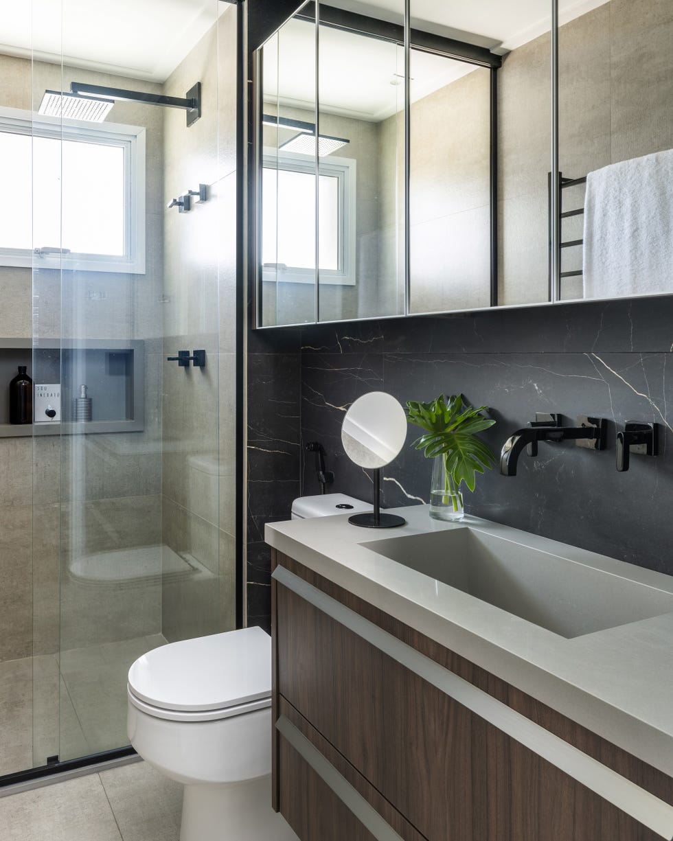 baño moderno con ducha y frente de mármol negro