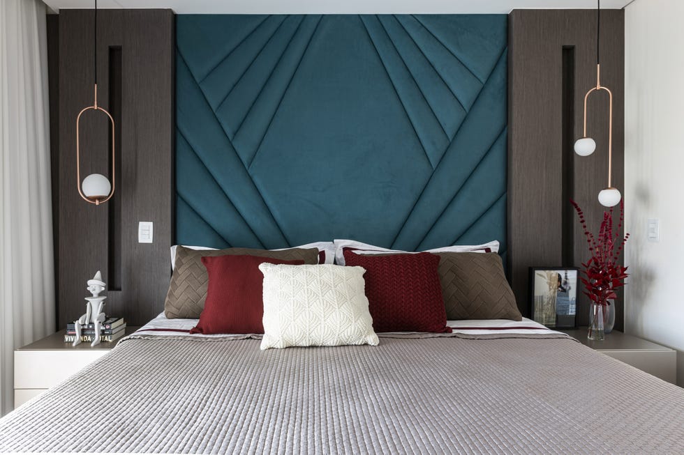 cama con cabecero tapizado en terciopelo azul