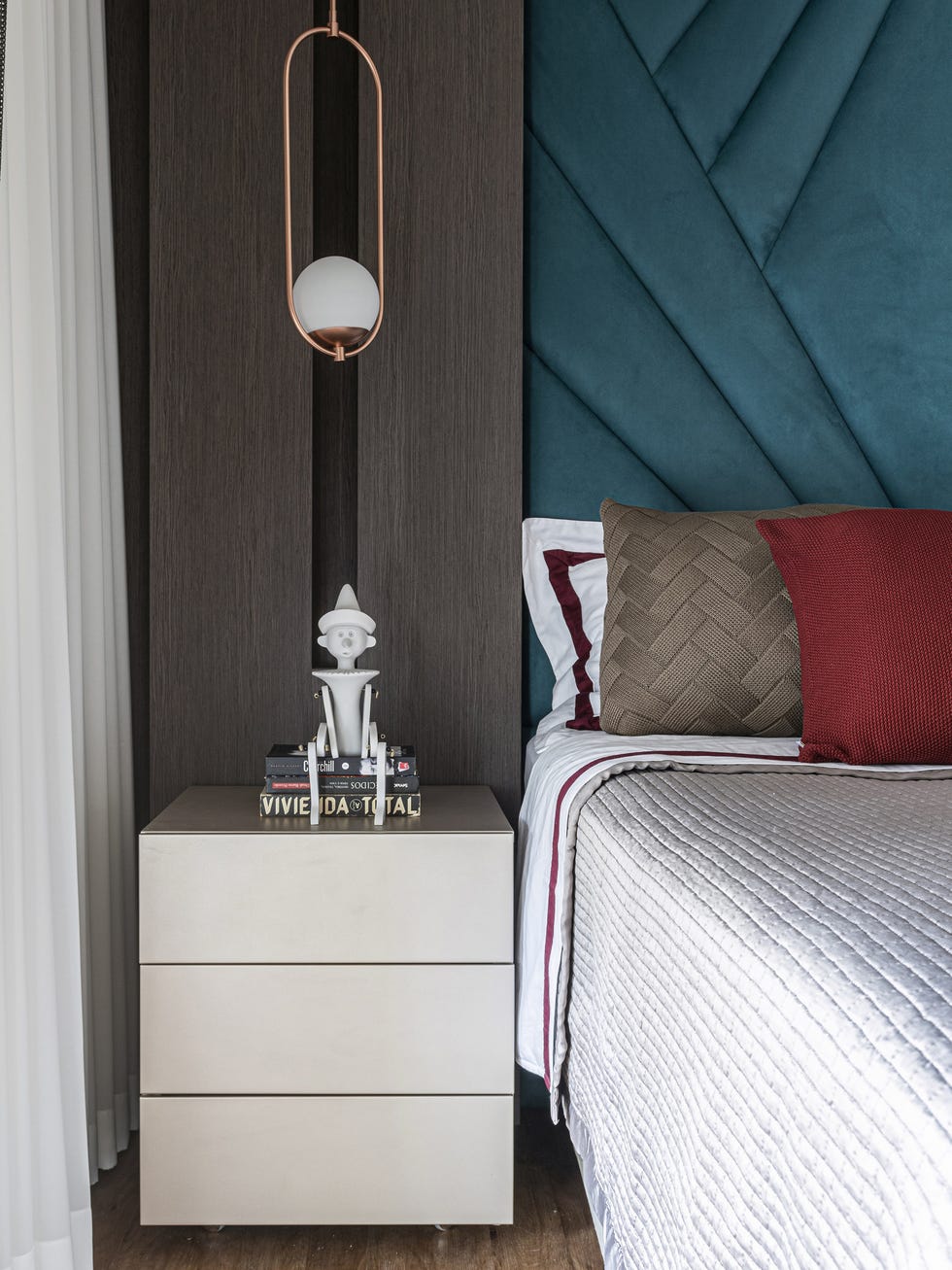 cama con cabecero tapizado en terciopelo azul
