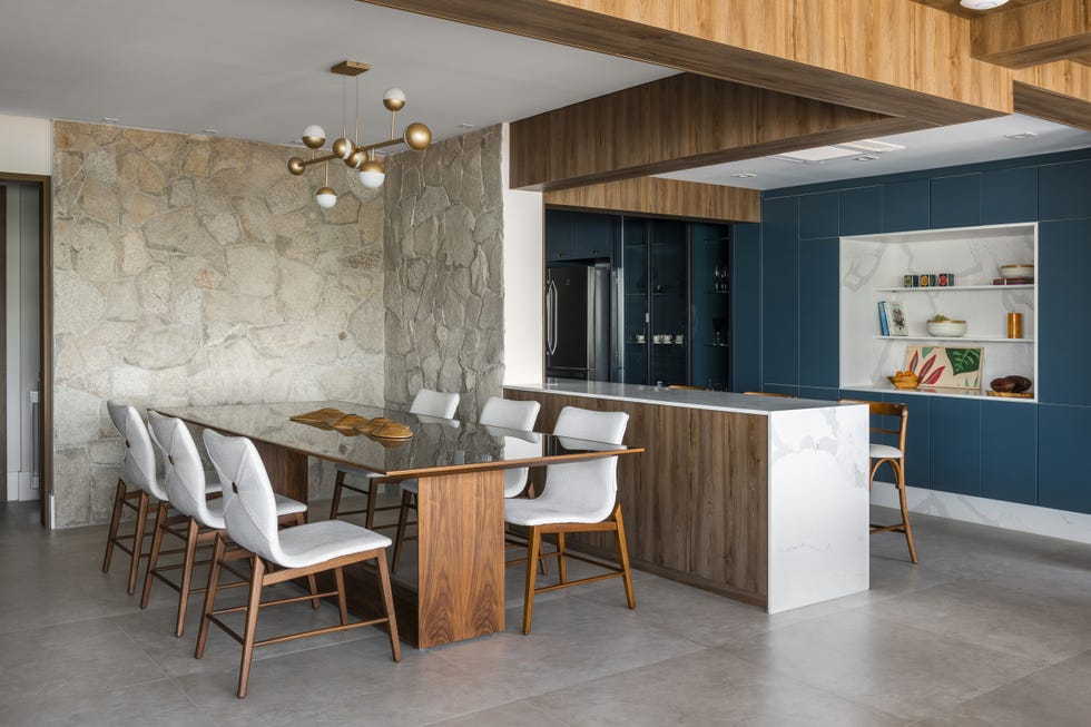 cocina abierta al comedor con diseño contemporáneo y revestimiento de madera en el techo