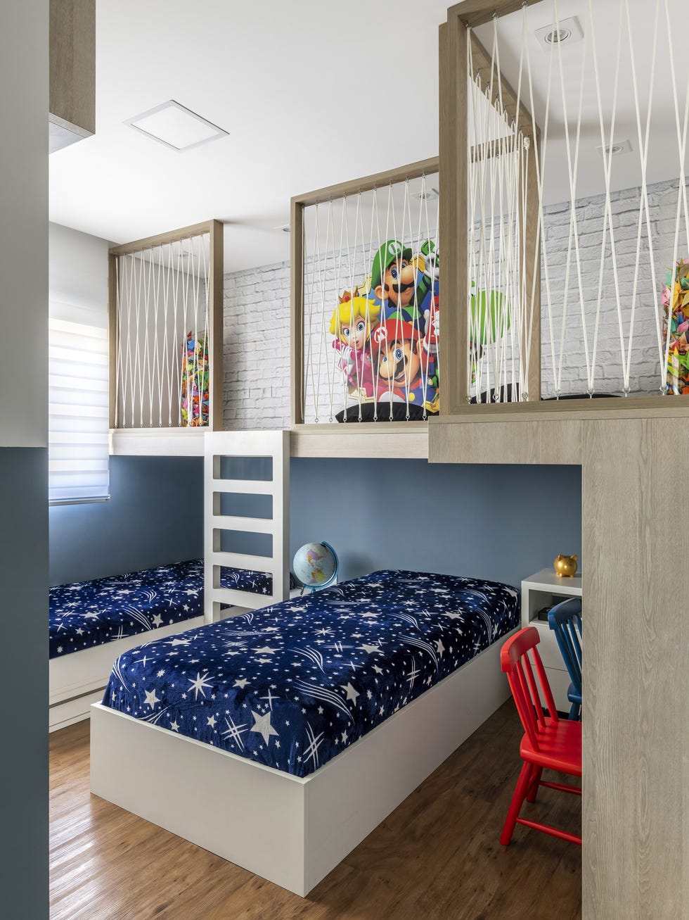habitación infantil con literas y zona de juego