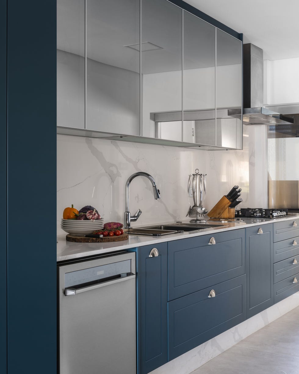 cocina con puertas azules y tiradores de concha