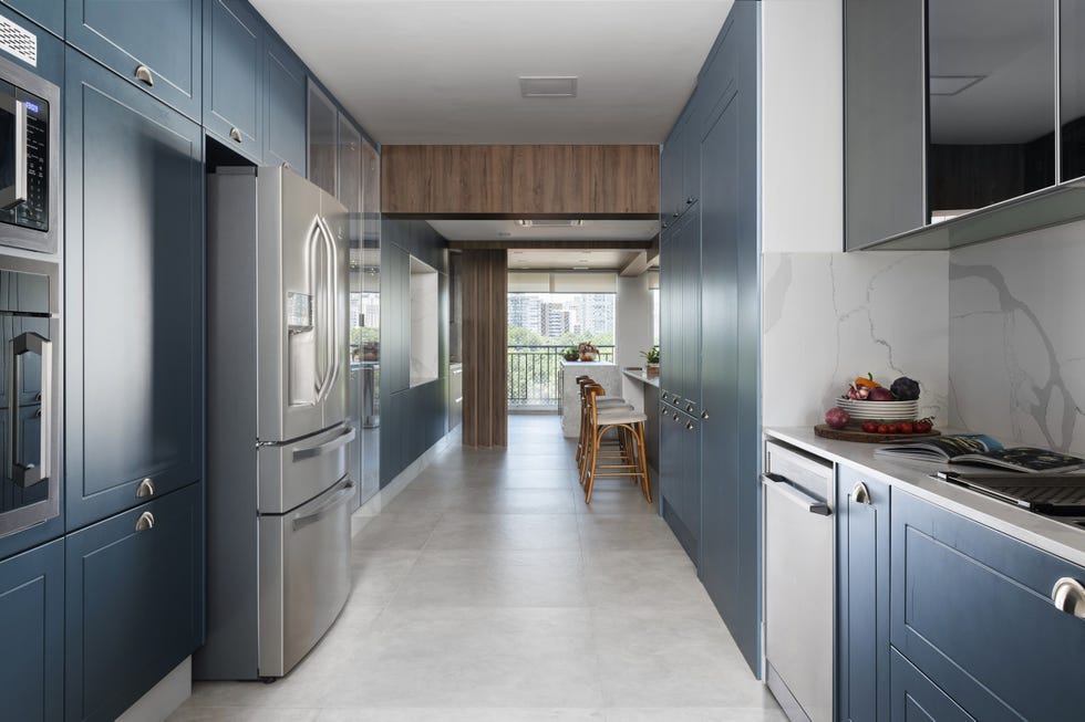 cocina con puertas azules y tiradores de concha