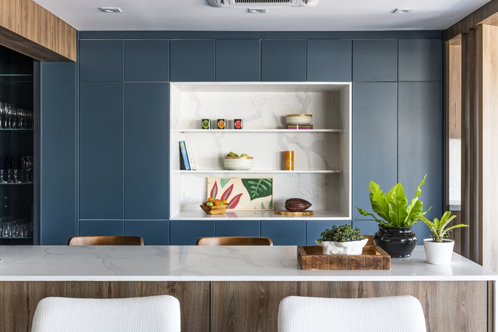 cocina moderna con isla central y encimera de mármol