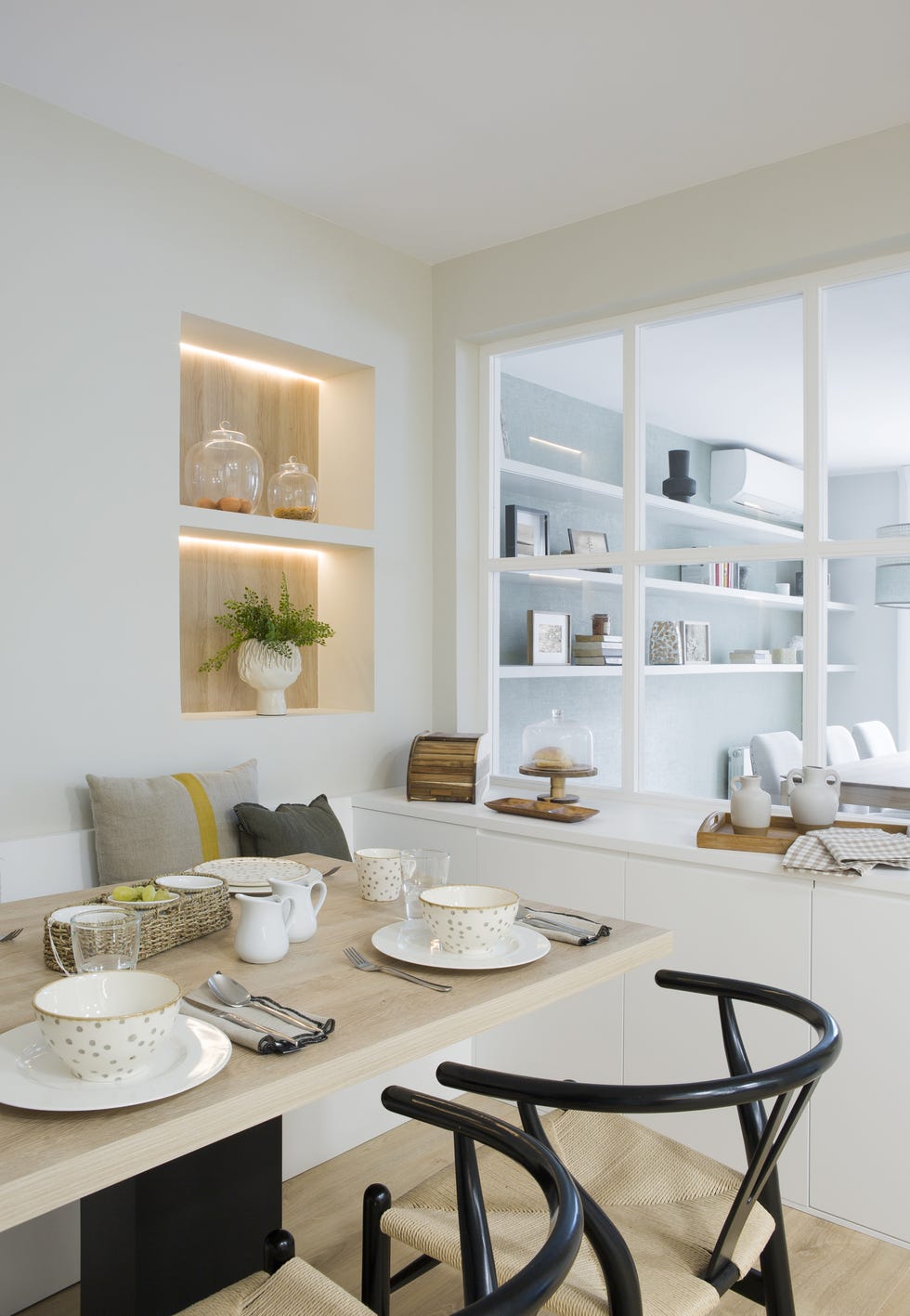 cocina con office de diseño moderno con banco de obra