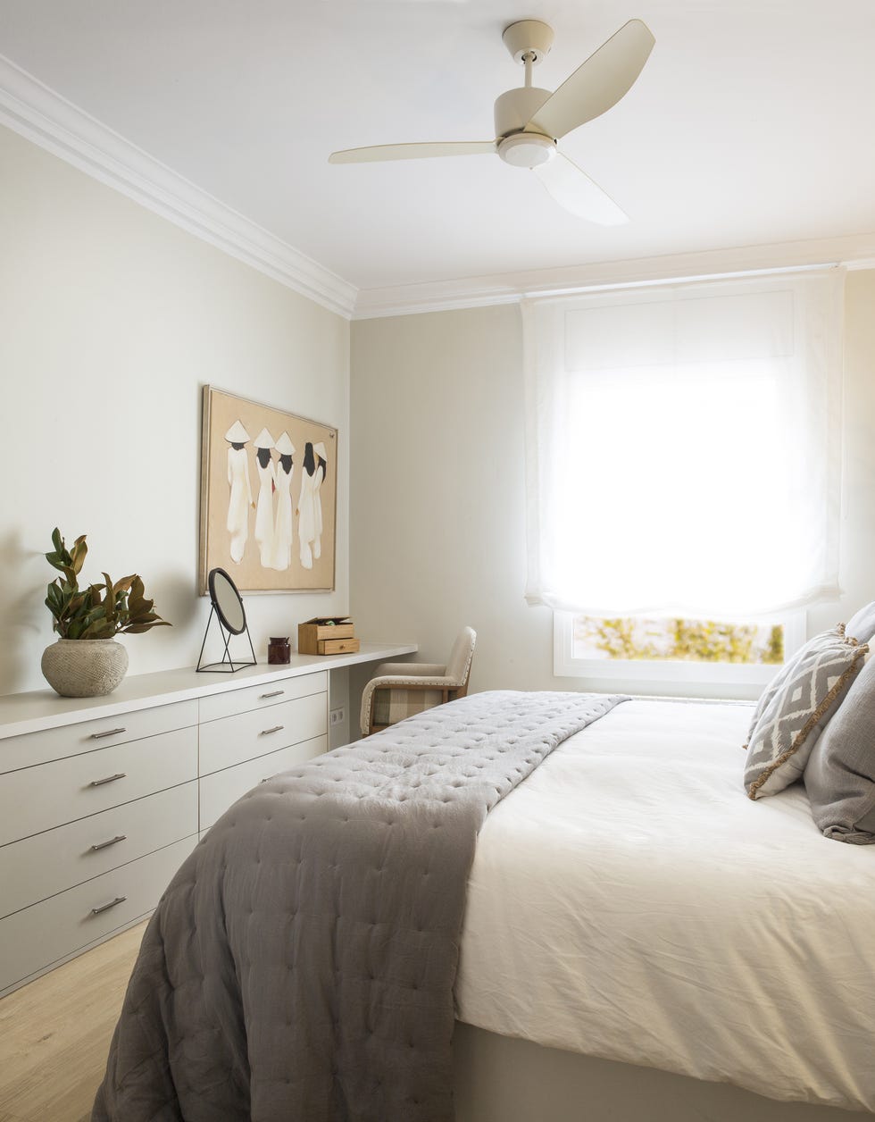 dormitorio decorado en tonos neutros