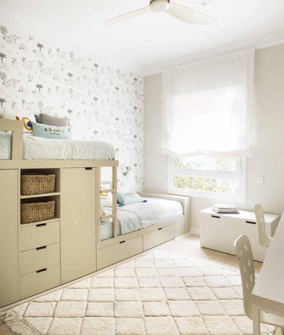 habitación infantil nórdica con dos literas en tonos claros