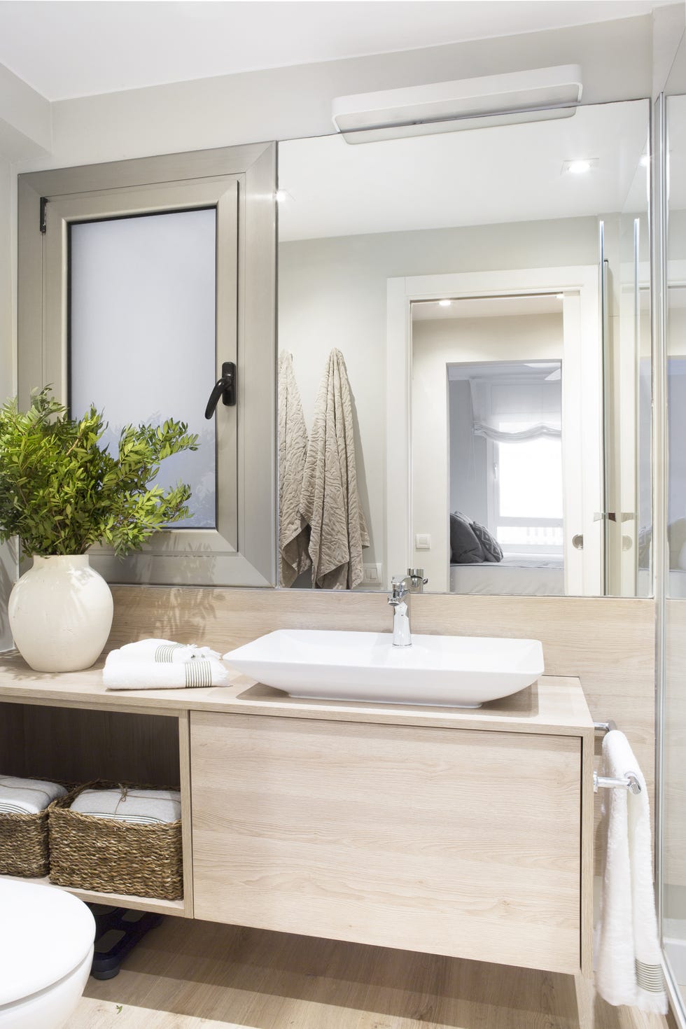 baño moderno con mueble suspendido de madera