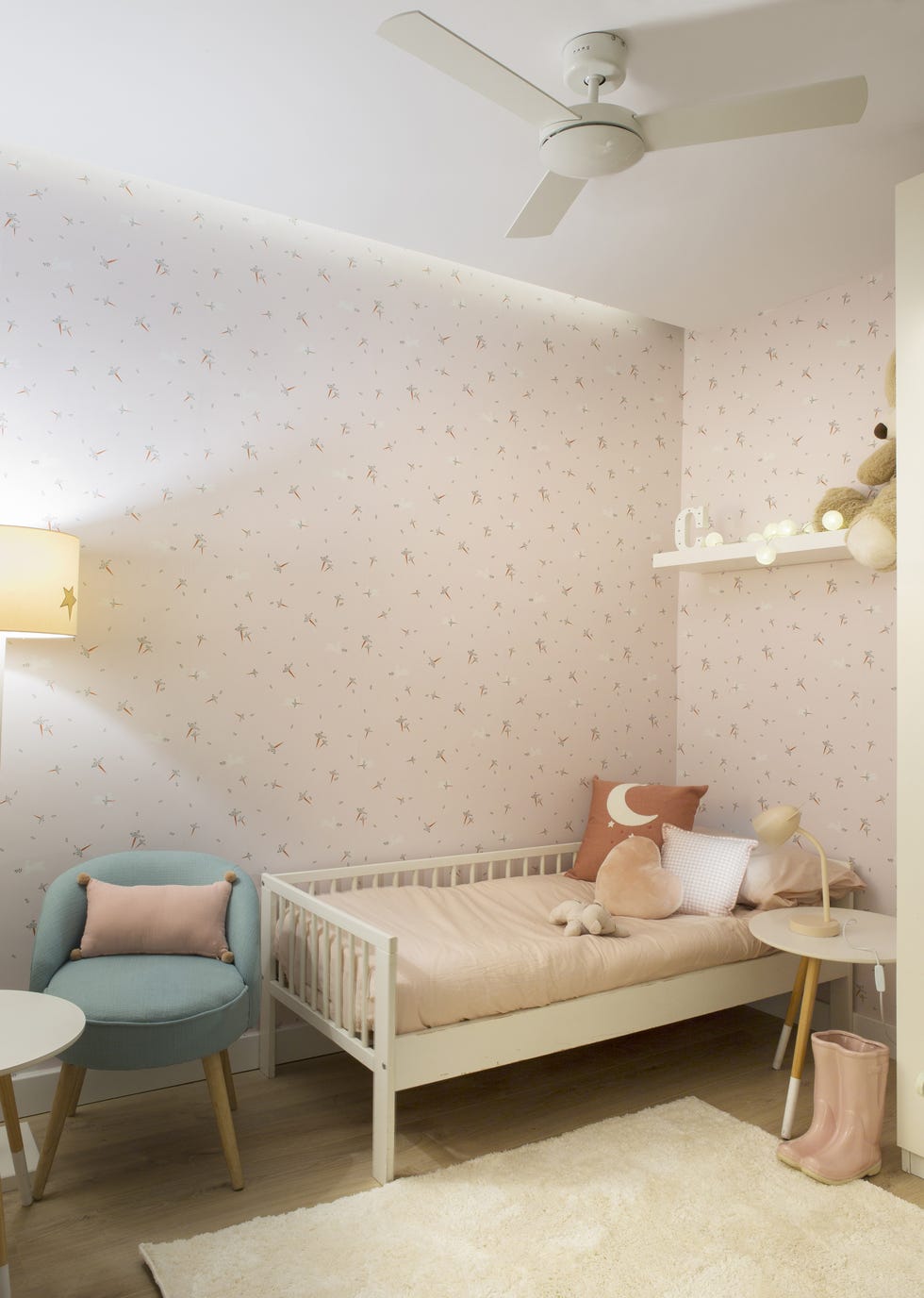 habitación infantil nórdica con papel pintado rosa