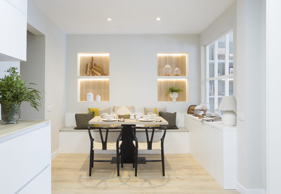 cocina con office de diseño moderno con banco de obra