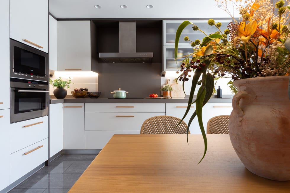 cocina con office y armarios blancos