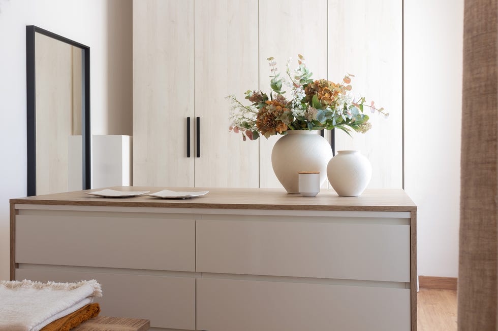 vestidor con cómoda moderna de madera y color blanco