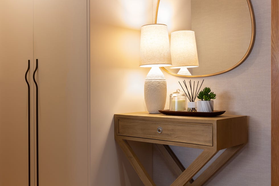 recibidor con consola de madera y espejo con forma orgánica