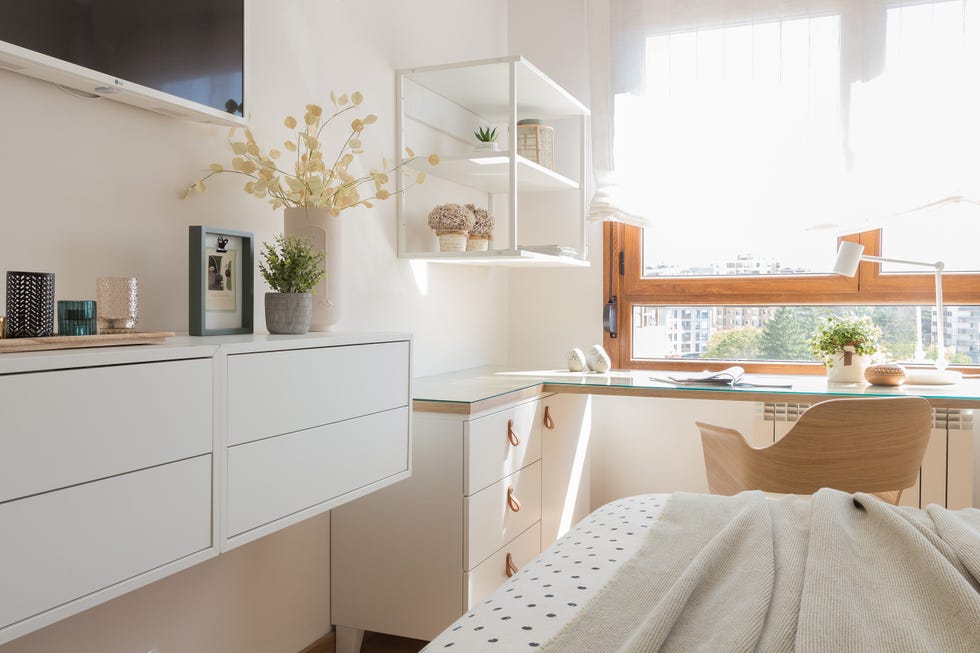 dormitorio con escritorio y estantería blanca volada