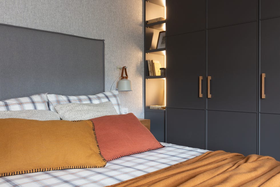 dormitorio juvenil masculino con ropa de cama en tonos tierra y armario gris