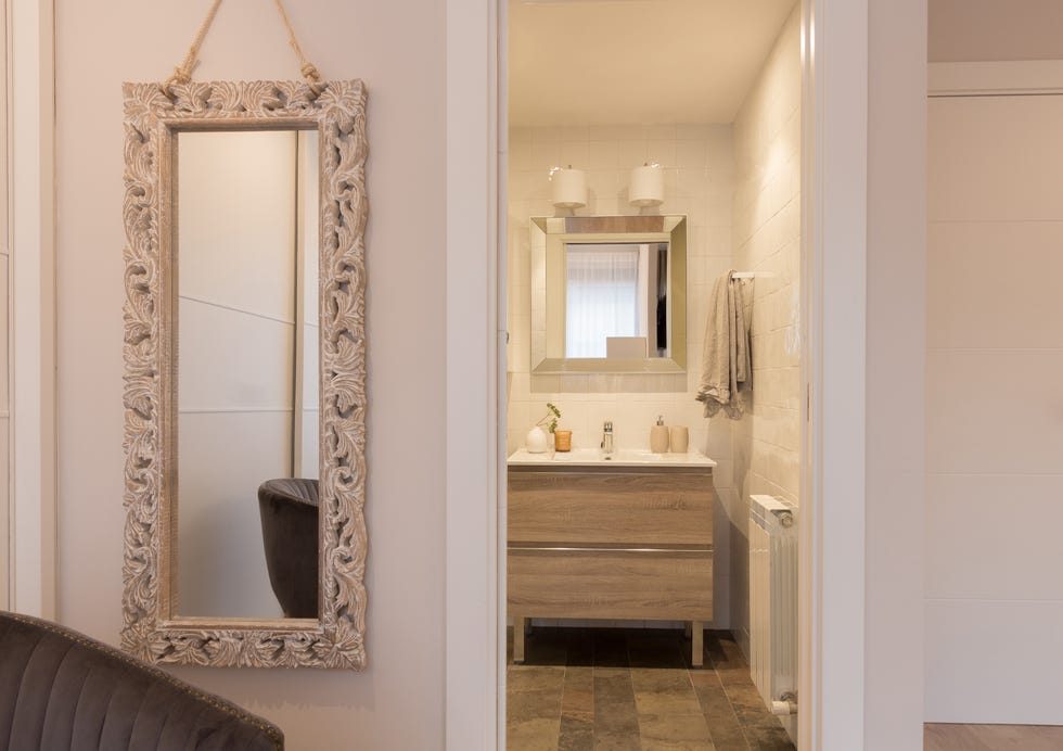 baño en suite con mueble de madera