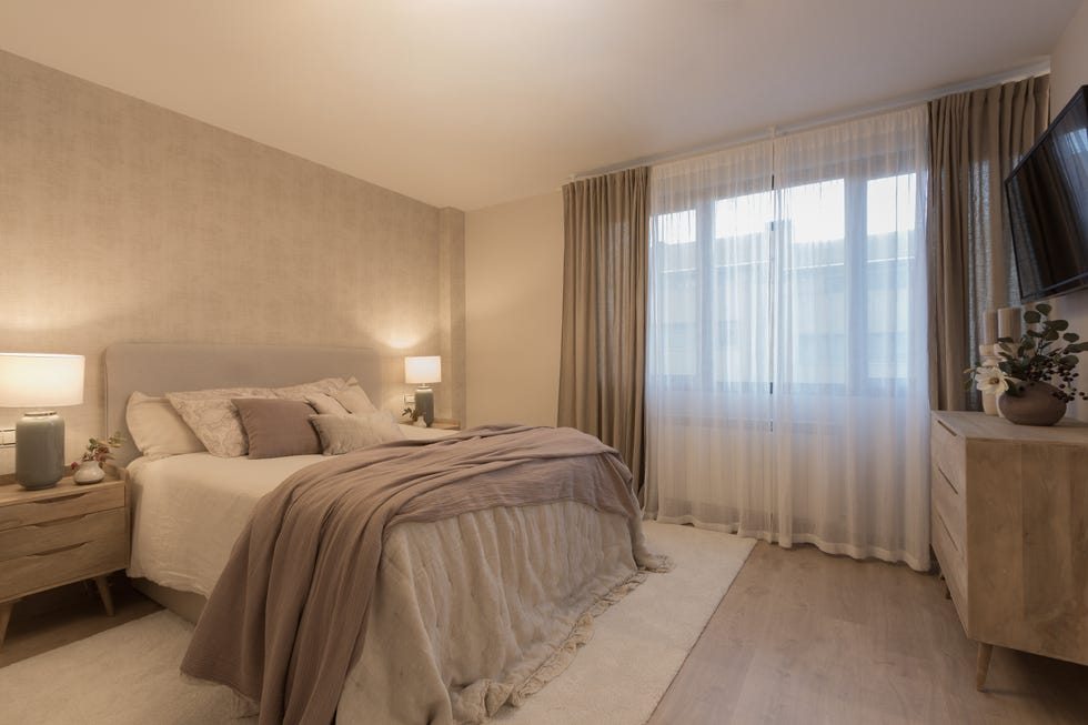 dormitorio decorado en tonos cálidos