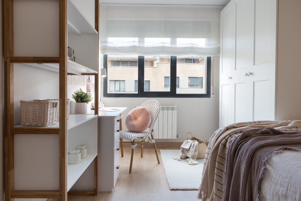 habitación infantil nórdica con escritorio en tonos malva y y crudos