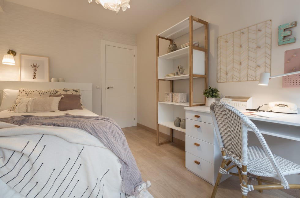 habitación infantil nórdica con escritorio en tonos malva y y crudos