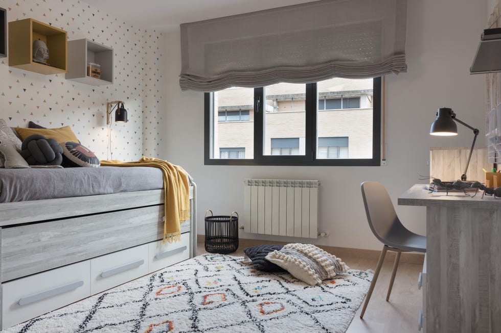habitación infantil nórdica con escritorio en tonos grises y mostaza