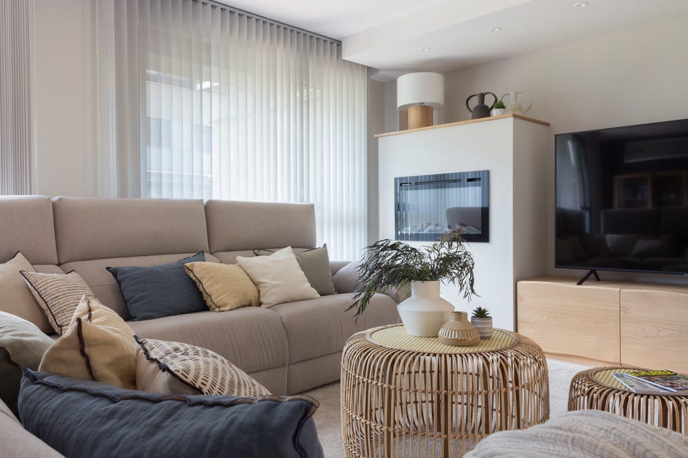 salón con sofás grises y muebles de madera de mango
