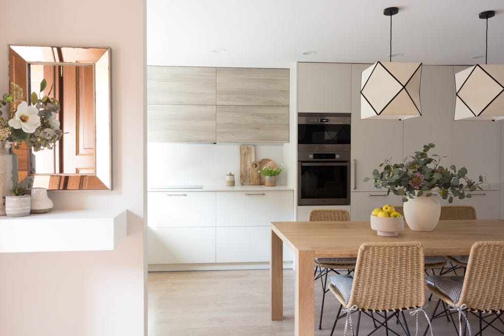 cocina moderna blanca de diseño abierto con office