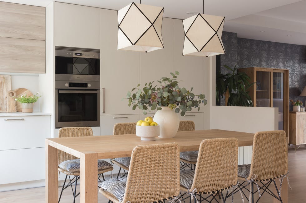 mesa de comedor moderna de madera y sillas de fibras