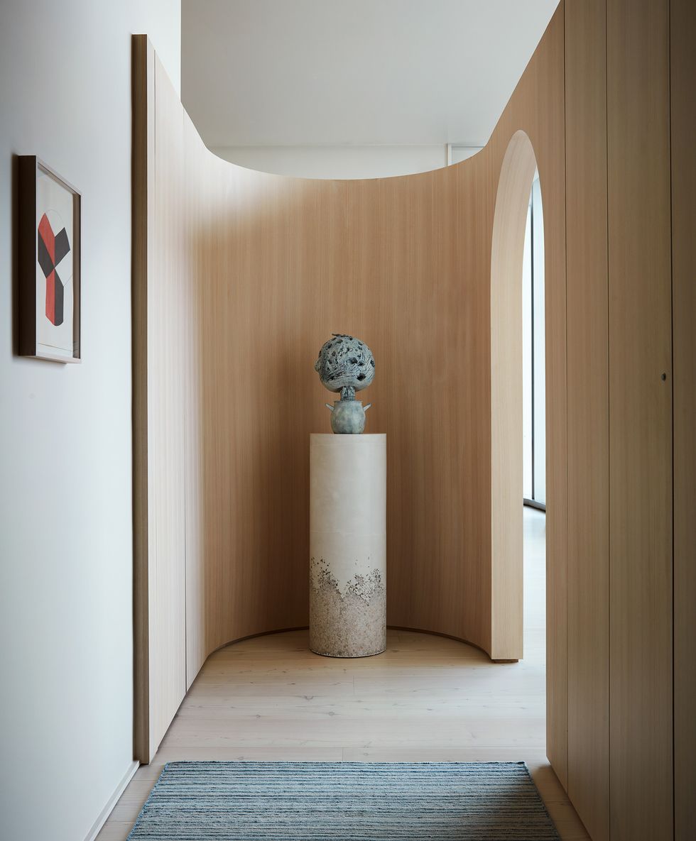 un piso familiar elegante y acogedor diseñado por shawn henderson pasillo de entrada panelado con madera