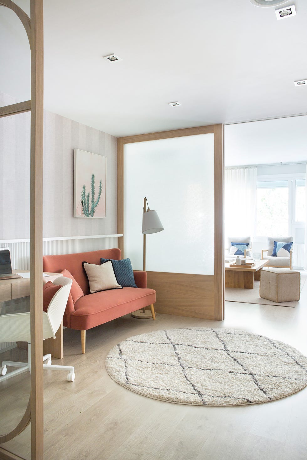 salón abierto con puerta corredera de madera