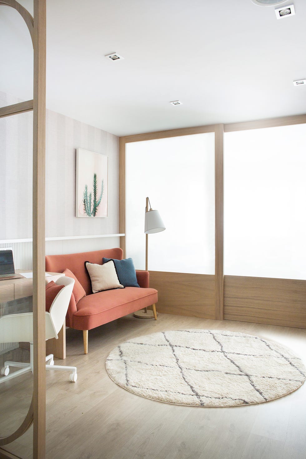 salón abierto con puerta corredera de madera