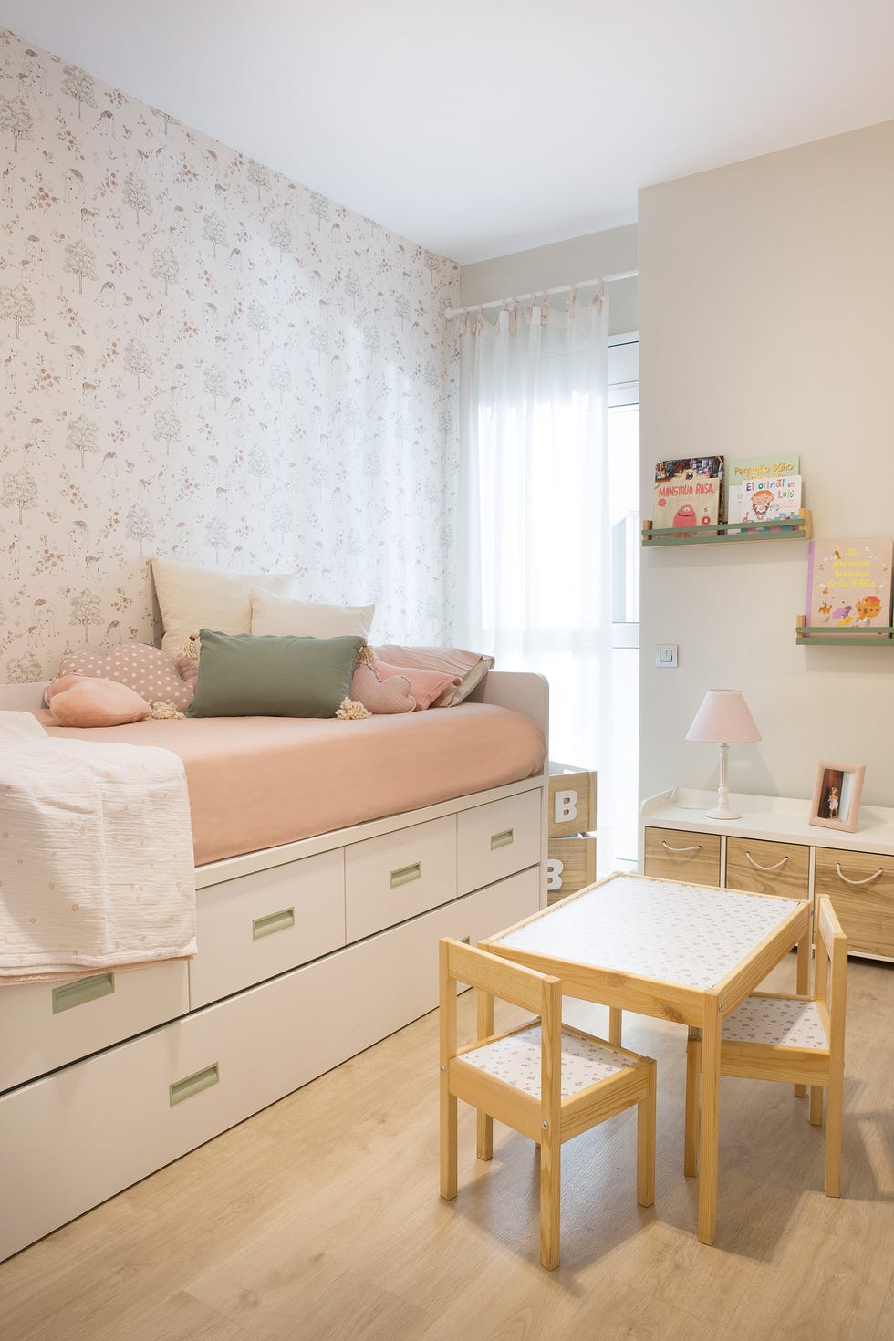 habitación infantil con muebles blancos y papel pintado