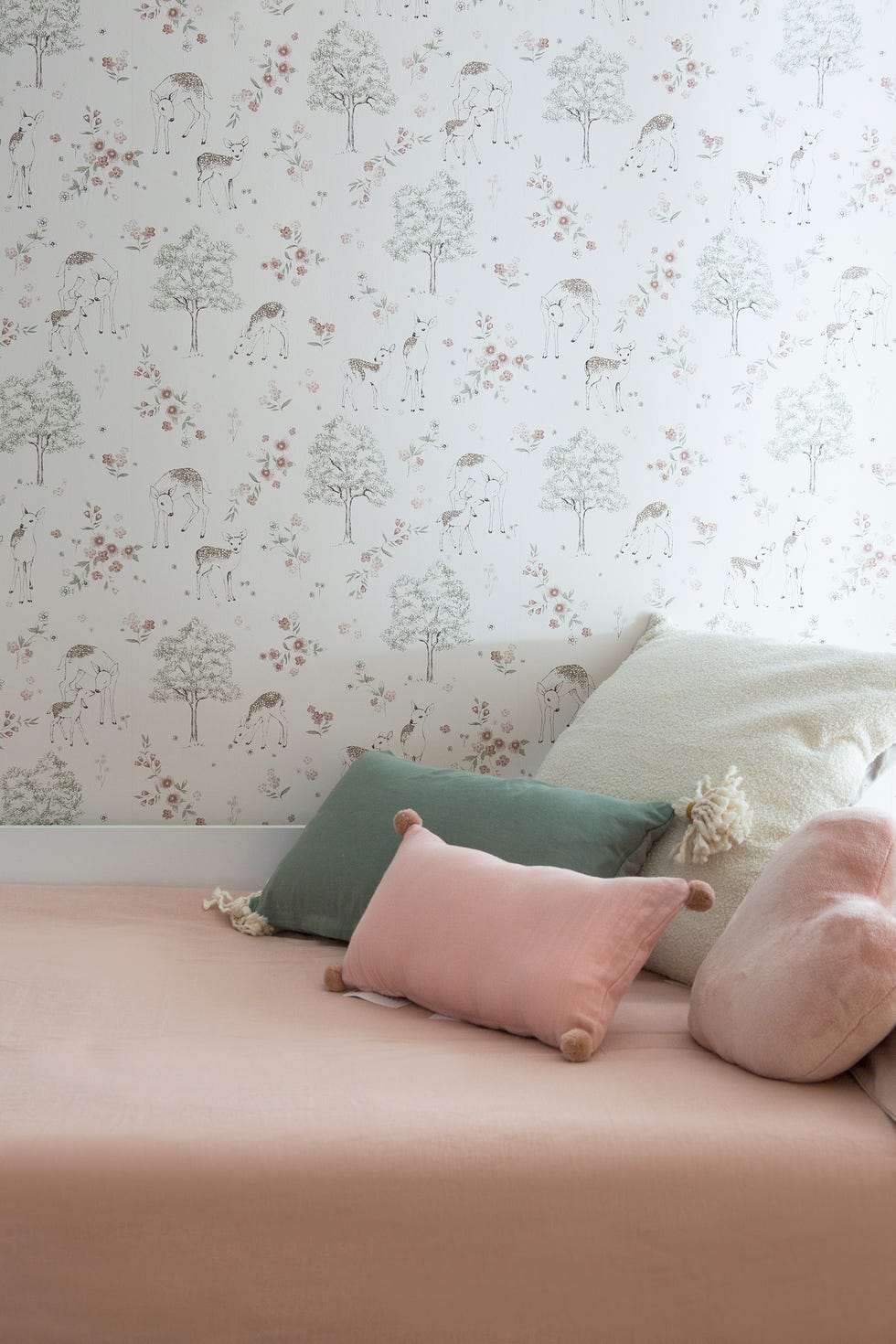 cama con funda rosa y papel pintado infantil