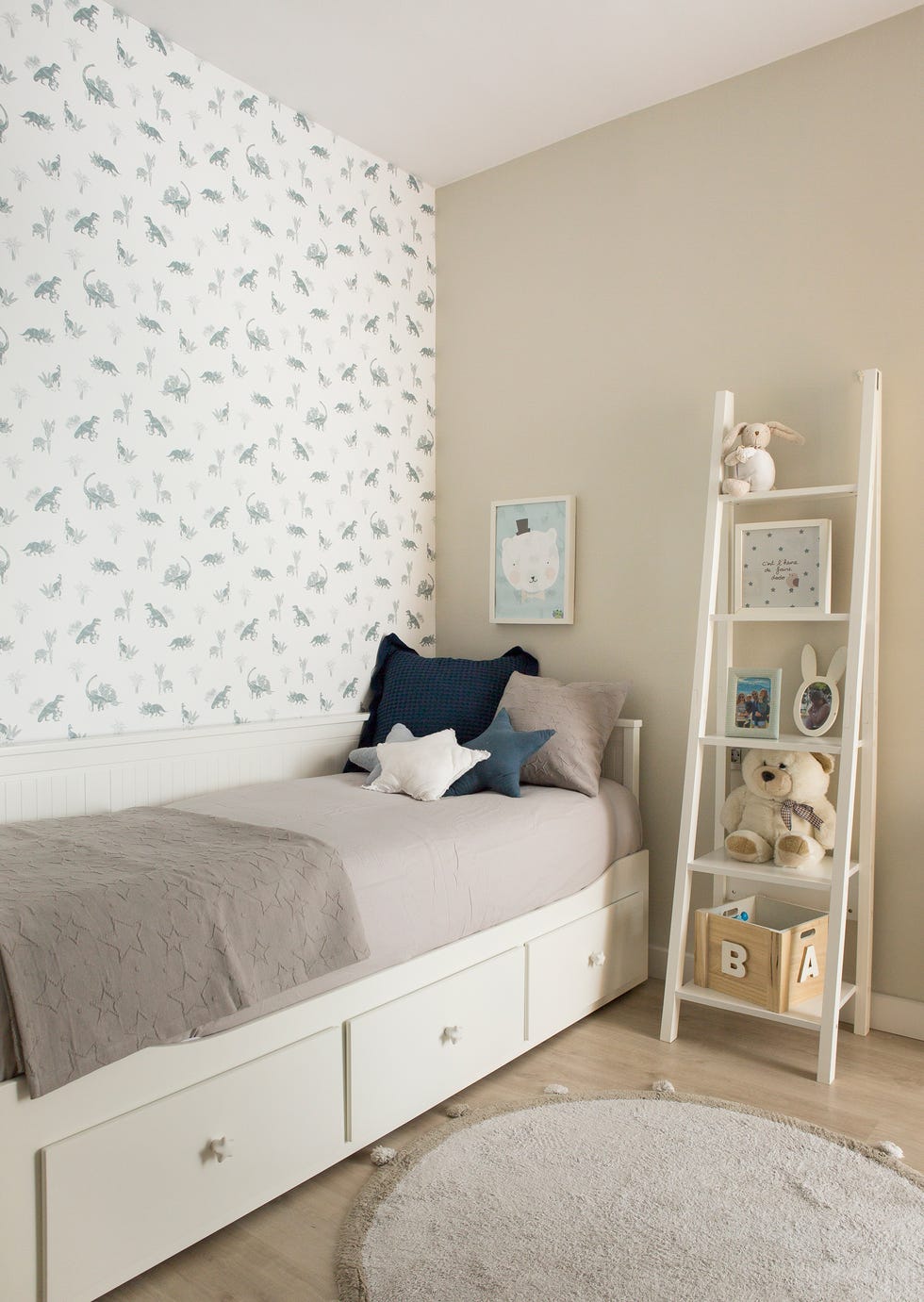 habitación infantil con muebles blancos y papel pintado
