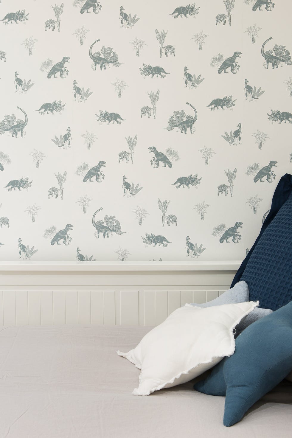 cama con funda gris y papel pintado infantil