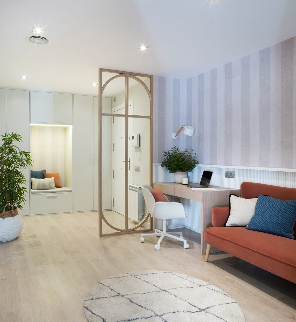 salón con biombo de madera y cristal para separar el recibidor