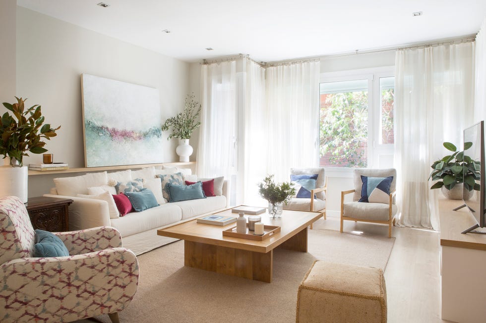 salón decorado en tonos claros con mesa de centro de roble